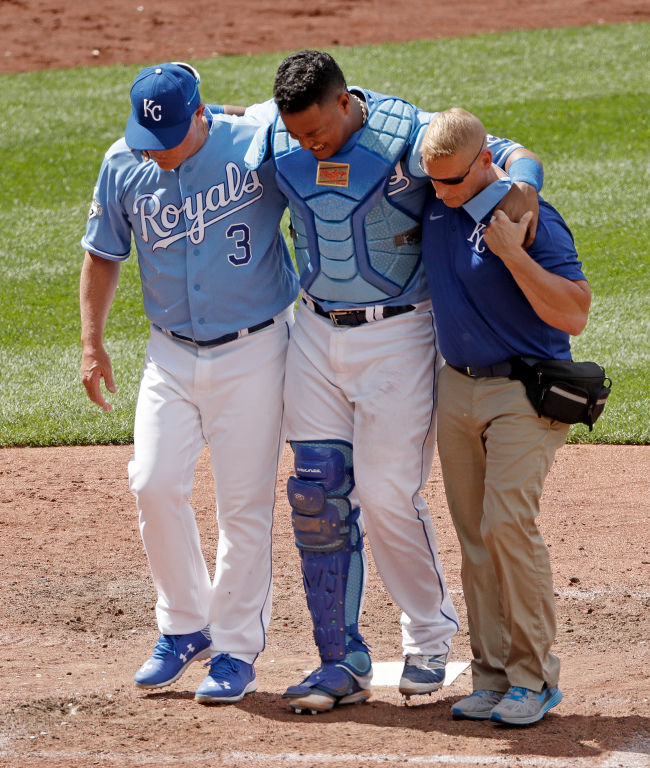 Moustakas could be out for year with torn ACL