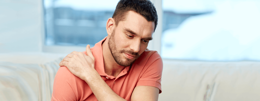 12 pinched nerve in the shoulder symptoms to pay attention to shoulder pain2 1280x500 1 pinched nerve in the shoulder
