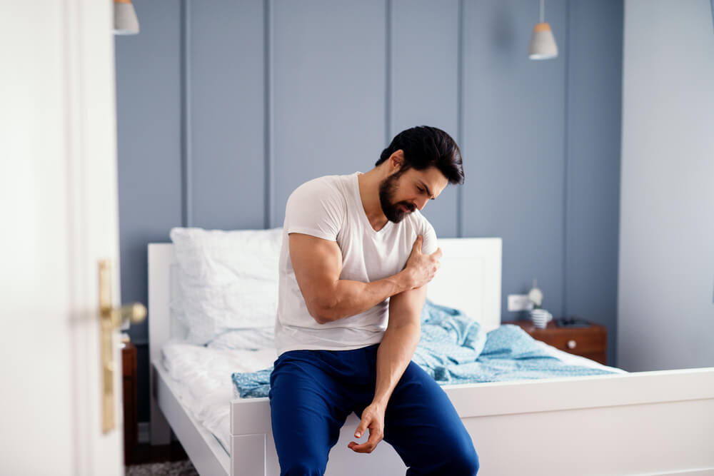 Four home treatments for mild shoulder pain shutterstock 745351576 taking care of shoulder pain | advent physical therapy