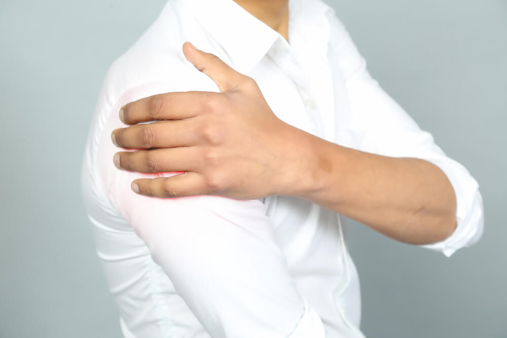What are common symptoms of shoulder tendinitis? shutterstock 1636138447 shoulder tendinitis symptoms