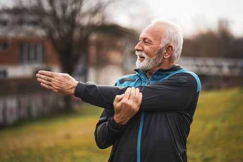 5 tips PT experts recommend for people with shoulder pain during the winter shutterstock 1931444150 shoulder pain during winter